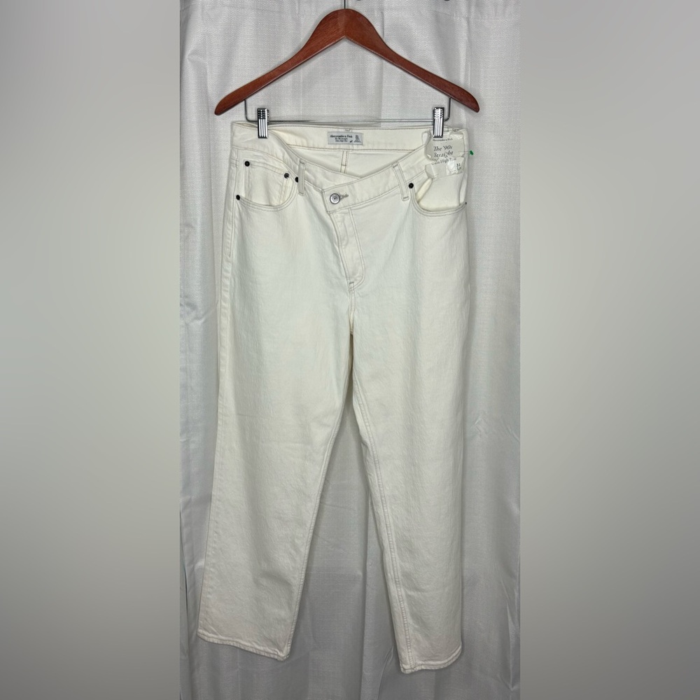 NWT Abercrombie & Fitch White The 90’s Straight
Ultra High Rise Jeans 31/12S